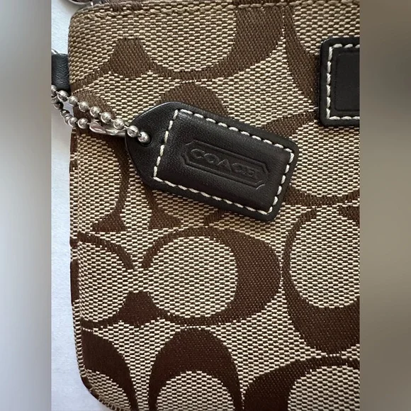 Coach | Wristlet! - Picture 6 of 11